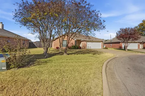212 Preston Dr, Cleburne, TX 76033