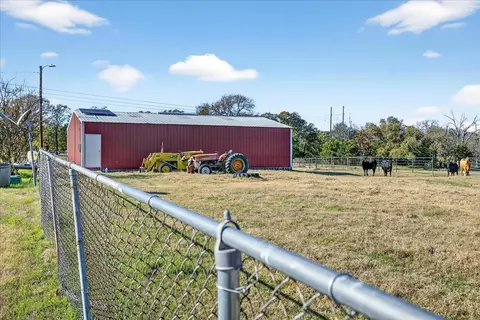 Exterior - 300 County Road 2100 Rd, Seven Points, TX 75143 photo 1 of 6