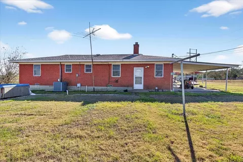 Exterior - 300 County Road 2100 Rd, Seven Points, TX 75143 photo 5 of 6