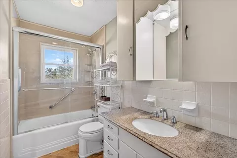 Bath - 300 County Road 2100 Rd, Seven Points, TX 75143 photo 1 of 1