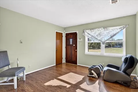 Living - 300 County Road 2100 Rd, Seven Points, TX 75143 photo 2 of 4
