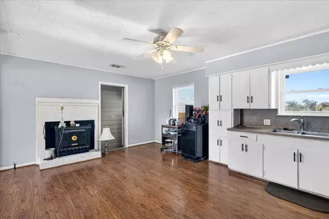 Living - 300 County Road 2100 Rd, Seven Points, TX 75143 photo 3 of 4