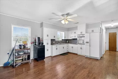 Kitchen - 300 County Road 2100 Rd, Seven Points, TX 75143 photo 1 of 1