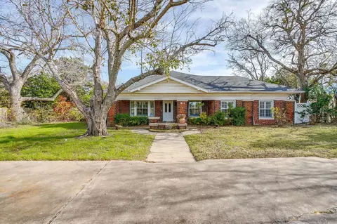 411 S Bowie Dr, Weatherford, TX 76086