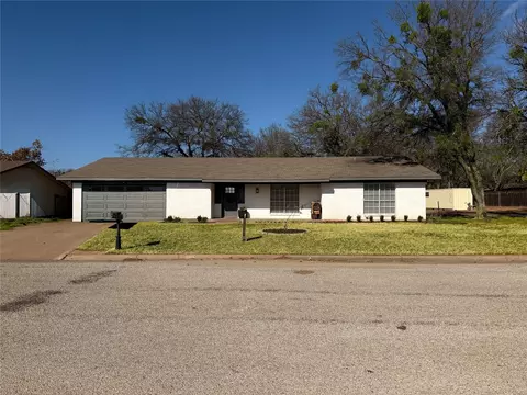 1033 Royal Ln, Graham, TX 76450