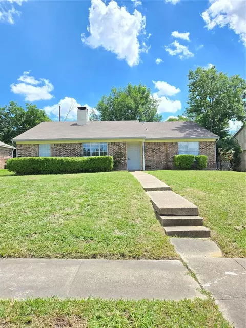 906 High Country Dr, Garland, TX 75041