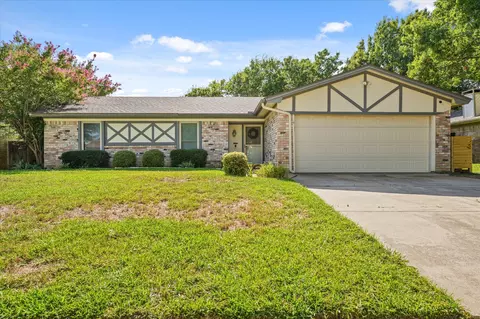 2917 Highgate Ln, Bedford, TX 76021