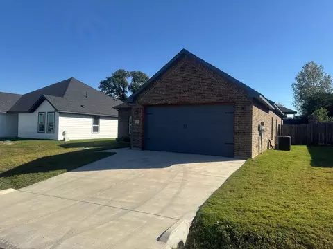 2213 Beverly Dr, Granbury, TX 76048