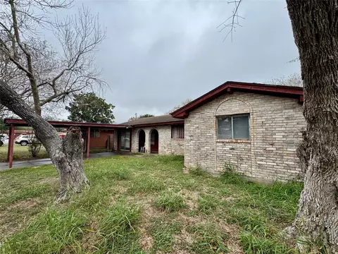 703 Hereford Dr, Beeville, TX 78102