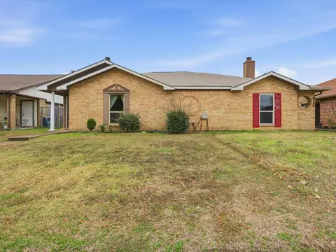 321 Gregory Ln, Grand Prairie, TX 75052