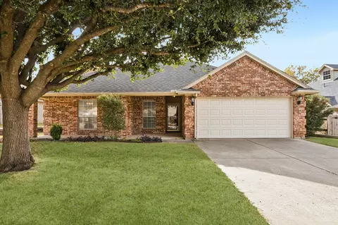 821 Willow Ct, Saginaw, TX 76179