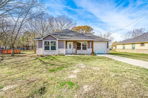 917 Redoak Dr, West Tawakoni, TX 75474