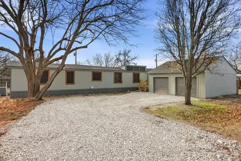 821 Flamingo Rd, Granbury, TX 76049