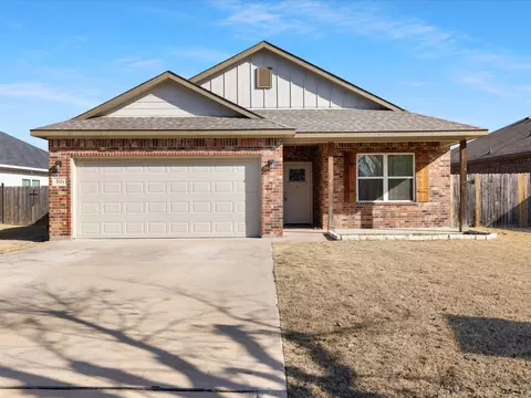 86 Tremont St, Cleburne, TX 76031