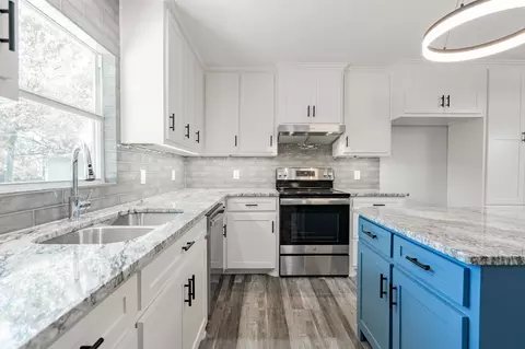 Kitchen - 304 Pine St, Seven Points, TX 75143 photo 5 of 7