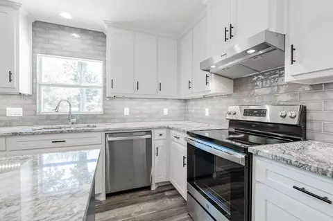 Kitchen - 304 Pine St, Seven Points, TX 75143 photo 4 of 7