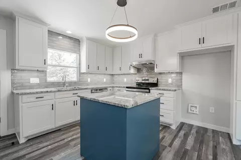 Kitchen - 304 Pine St, Seven Points, TX 75143 photo 1 of 7