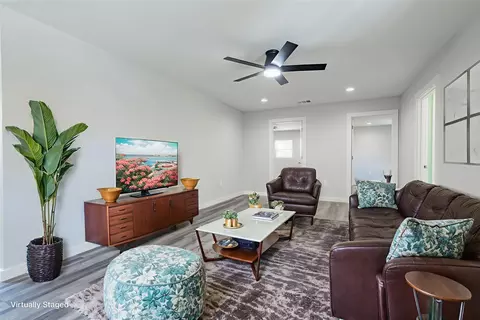 Living - 304 Pine St, Seven Points, TX 75143 photo 1 of 2