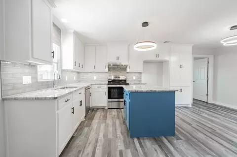 Kitchen - 304 Pine St, Seven Points, TX 75143 photo 7 of 7