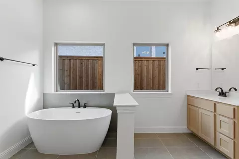 Bath - 610 Cork Dr, Celina, TX 75009 photo 3 of 4