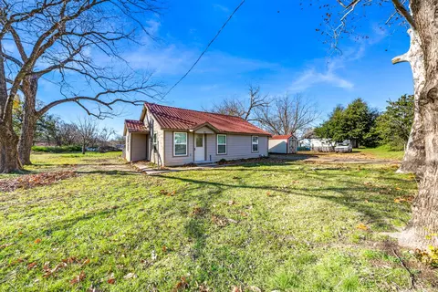 Exterior - 305 Gaskins St, Como, TX 75431 photo 2 of 3