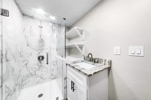Bath - 305 Gaskins St, Como, TX 75431 photo 3 of 3