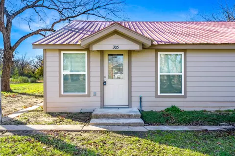 305 Gaskins St, Como, TX 75431
