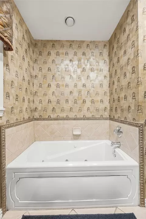 Bath - 122 E 7th St, Lancaster, TX 75146 photo 4 of 5