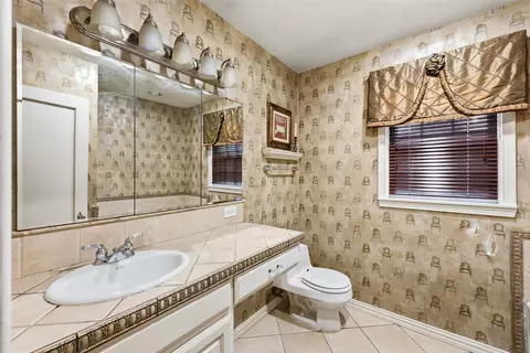 Bath - 122 E 7th St, Lancaster, TX 75146 photo 2 of 5
