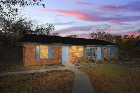 216 Pine Meadow Dr, Kennedale, TX 76060