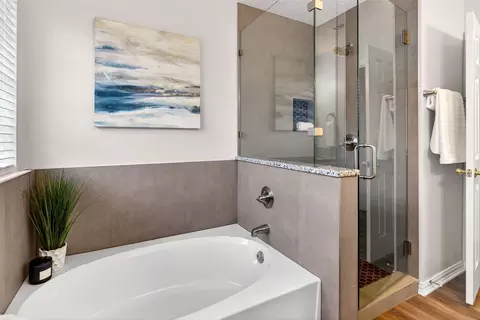 Bath - 503 Aurora Dr, Euless, TX 76039 photo 4 of 5