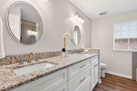 Bath - 503 Aurora Dr, Euless, TX 76039 photo 3 of 5