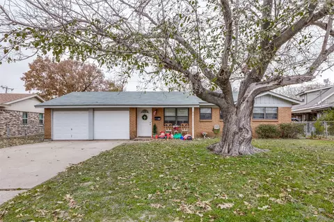 525 S Hampshire St, Saginaw, TX 76179
