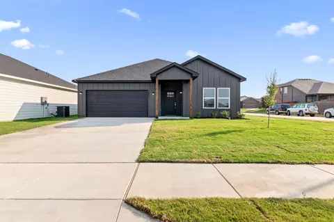 5030 Pinson St, Fort Worth, TX 76105