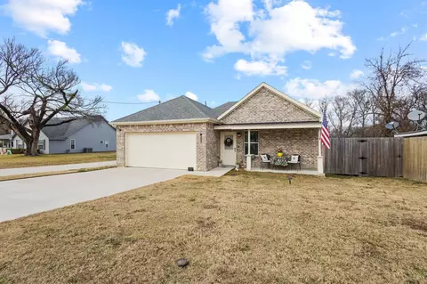 501 E 15th St, Bonham, TX 75418