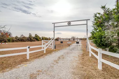 6724 Midway Rd, Springtown, TX 76082