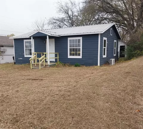 Exterior - 403 E Sears St, Denison, TX 75021 photo 2 of 4