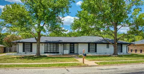 1523 Crescent Dr, Sherman, TX 75092