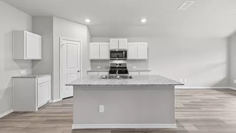 1908 Cherokee Ln, Cleburne, TX 76033 photo 3