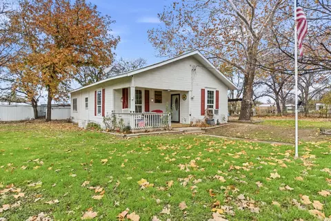 902 N Travis St, De Leon, TX 76444