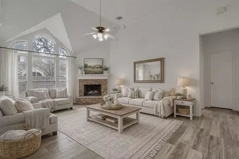 2525 Greenhaven Dr, Burleson, TX 76028