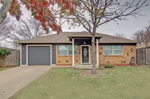 6800 Wallis Rd, Lake Worth, TX 76135