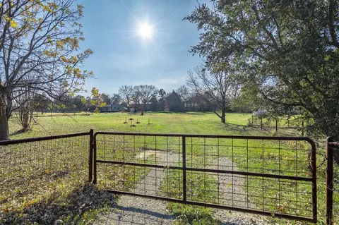 2644 Shadow Ridge Dr, Burleson, TX 76028