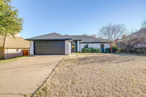 104 Sandlewood Ln, Burleson, TX 76028