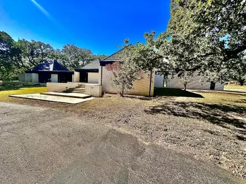 424 S Comanche Dr, De Leon, TX 76444