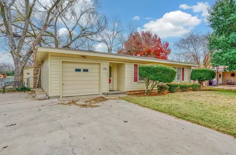 136 Bowie St, Mcgregor, TX 76657 photo 2