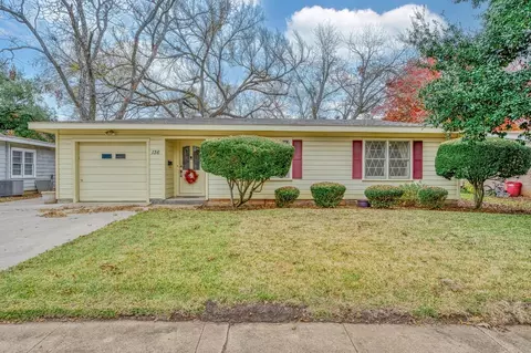 136 Bowie St, Mcgregor, TX 76657