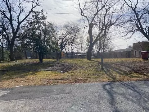 306 E 2nd St, Bonham, TX 75418