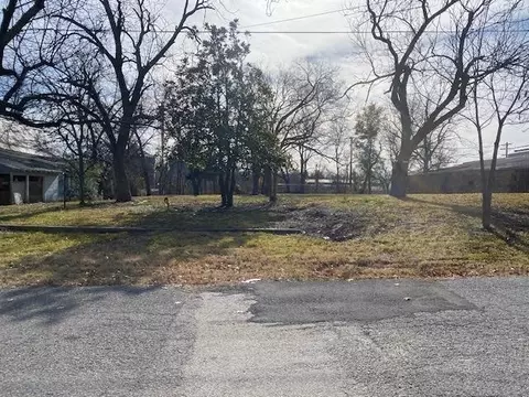 314 E 2nd St, Bonham, TX 75418