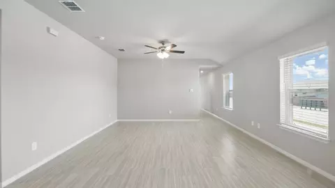 Living - 119 Mojave Rd, Boyd, TX 76023 photo 9 of 10